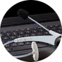 Audífono con micrófono sobre un teclado