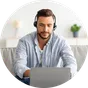 Agente de call center trabajando desde su casa