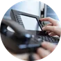 Mano marcando en un teléfono IP